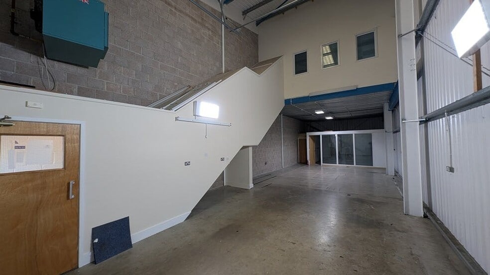 Ampress Ln, Lymington to rent - Interior Photo - Image 2 of 6