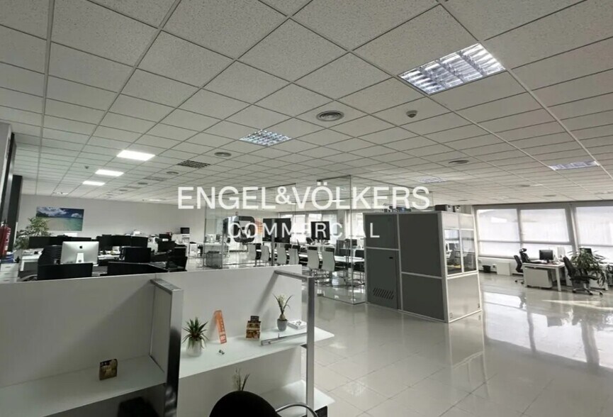 Industrial in Sant Feliu de Llobregat, Barcelona to rent - Building Photo - Image 3 of 7