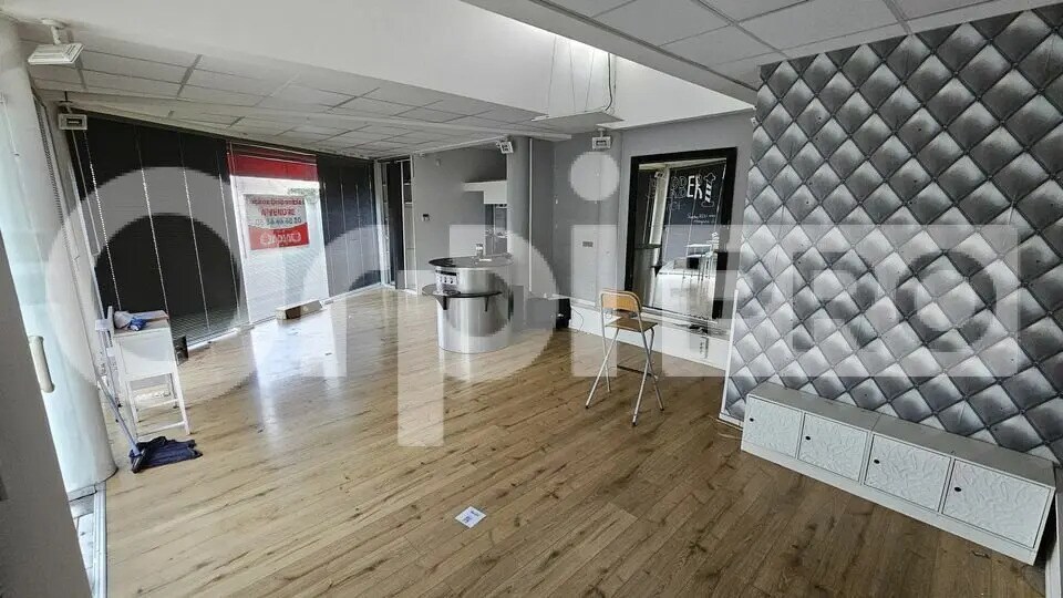Retail in Pessac to rent Interior Photo- Image 1 of 6