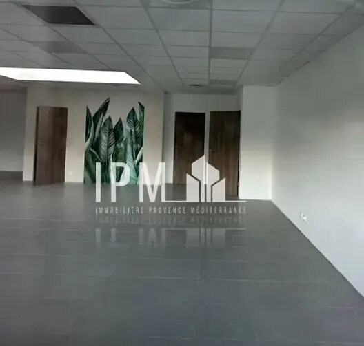 Retail in Roquevaire to rent - Interior Photo - Image 3 of 5