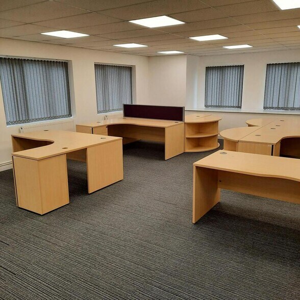 Linden Dr, Liss to rent - Interior Photo - Image 2 of 4