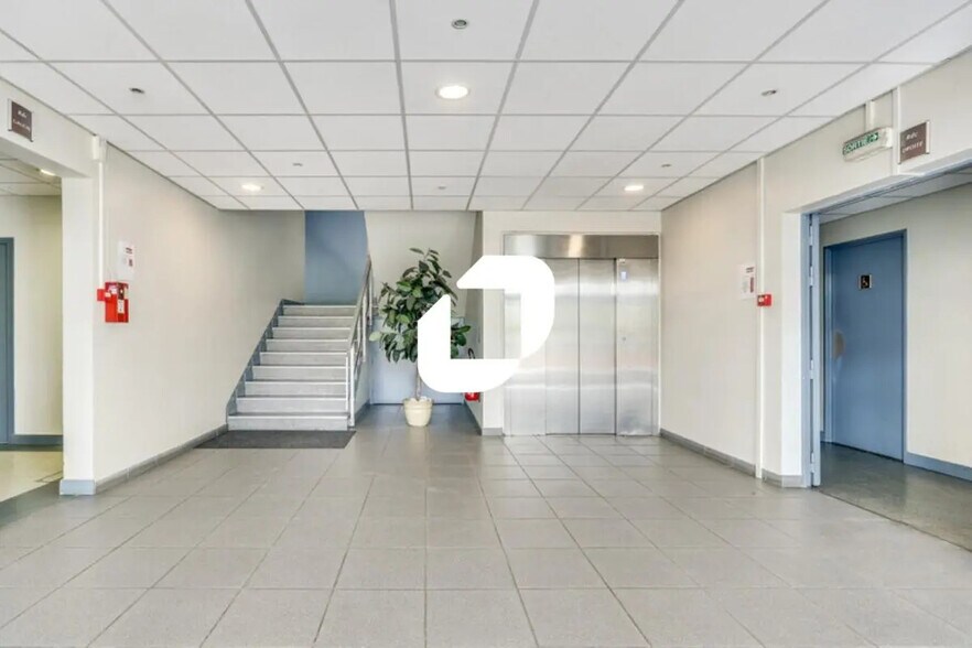 Light Industrial in Croissy-Beaubourg to rent - Lobby - Image 1 of 12