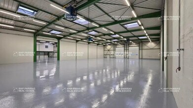 Light Industrial in Saint-Thibault-des-Vignes for sale Interior Photo- Image 2 of 9