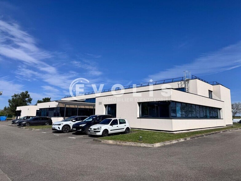 3 Allee Des Droits De L'Homme, Bron to rent - Building Photo - Image 3 of 9