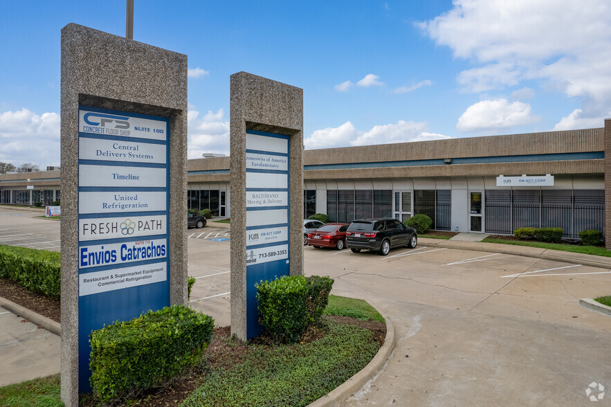 7811 N Shepherd Dr, Houston, TX for rent - Building Photo - Image 1 of 9