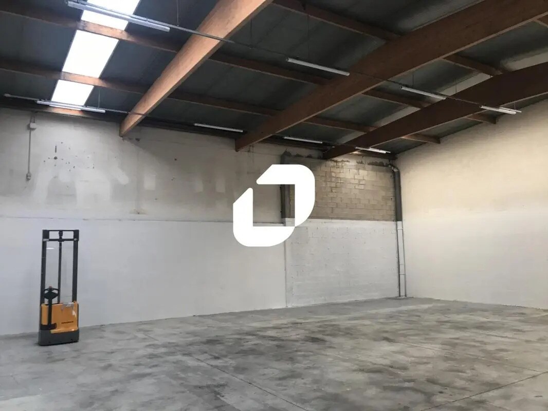 Light Industrial in Émerainville to rent Interior Photo- Image 1 of 4