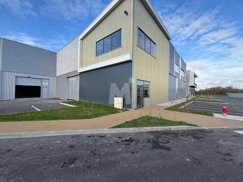 Light Industrial in Villejust for sale - Building Photo - Image 2 of 6