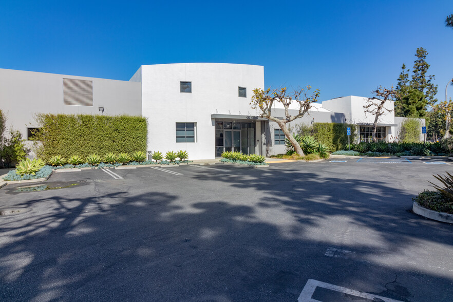 10567 Jefferson Blvd, Culver City, CA for rent - Building Photo - Image 1 of 17