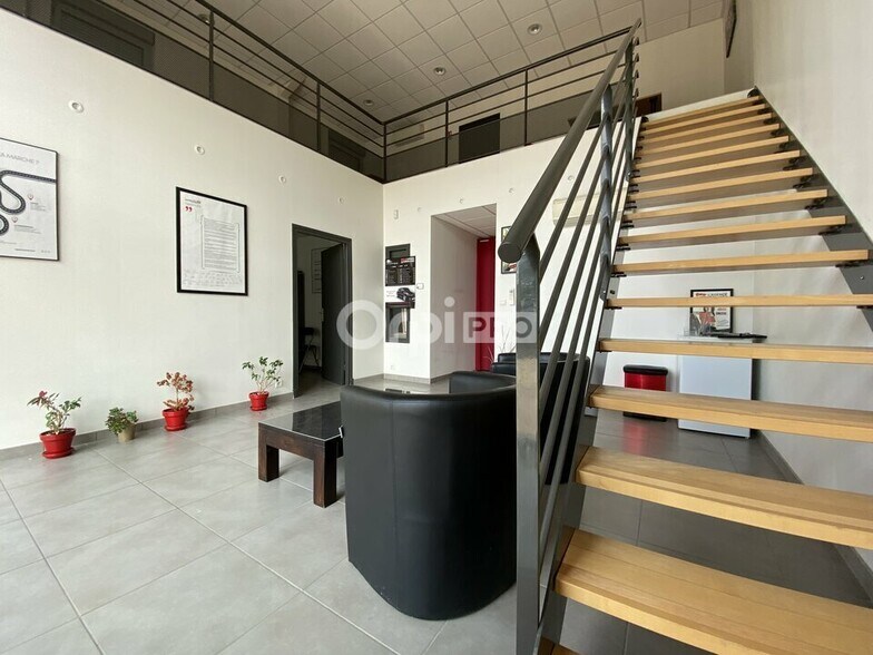 Office in Craponne to rent - Interior Photo - Image 1 of 6