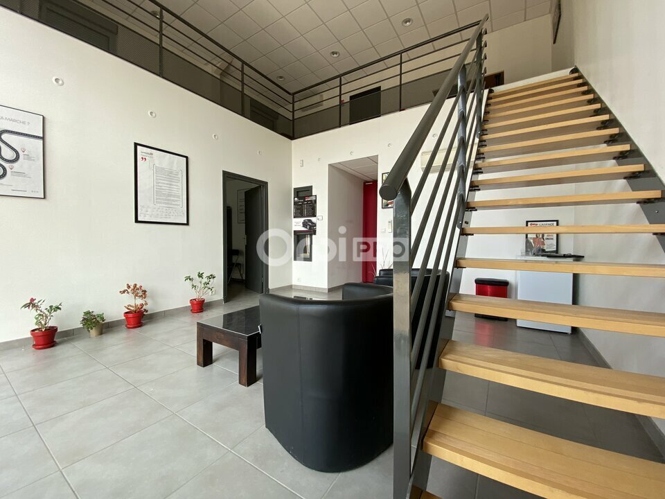 Office in Craponne to rent Interior Photo- Image 1 of 7