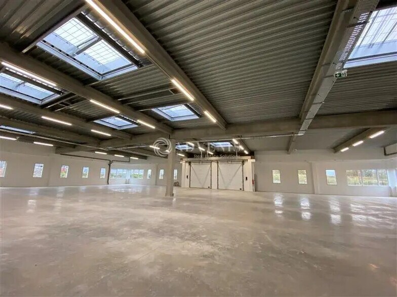 Light Industrial in Élancourt to rent - Interior Photo - Image 1 of 4