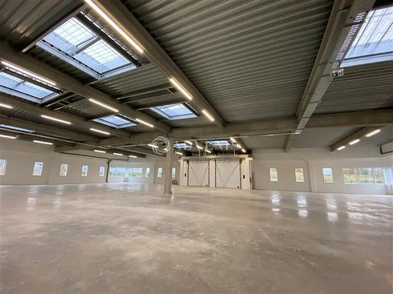 Light Industrial in Élancourt to rent Interior Photo- Image 1 of 5