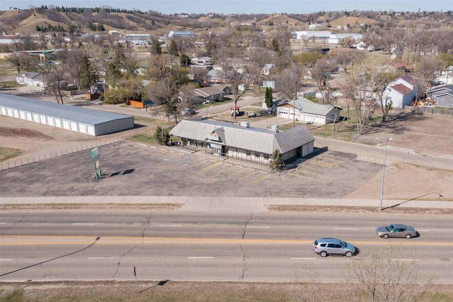 2000 Burdick Expy E, Minot, ND to rent - Building Photo - Image 3 of 14