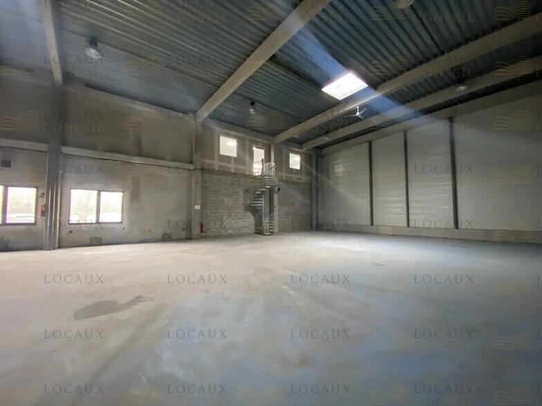 Light Industrial in Argenteuil to rent - Interior Photo - Image 2 of 19