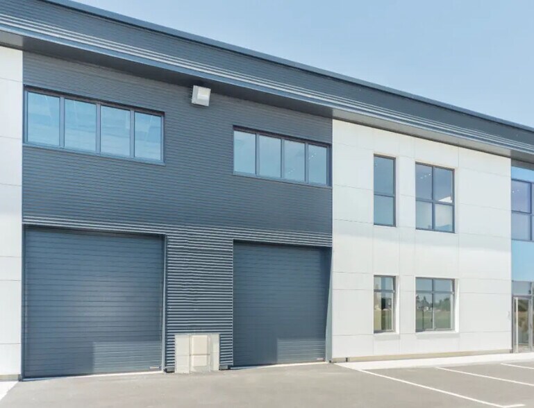 Light Industrial in Lieusaint for sale - Building Photo - Image 1 of 4