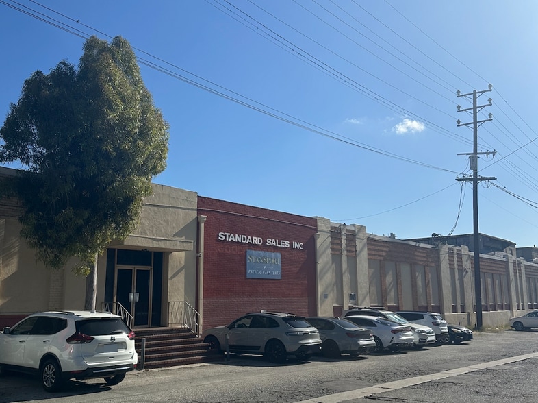 2715-2801 E. 12th St. portfolio of 2 properties for sale on LoopNet.co.uk - Building Photo - Image 3 of 35