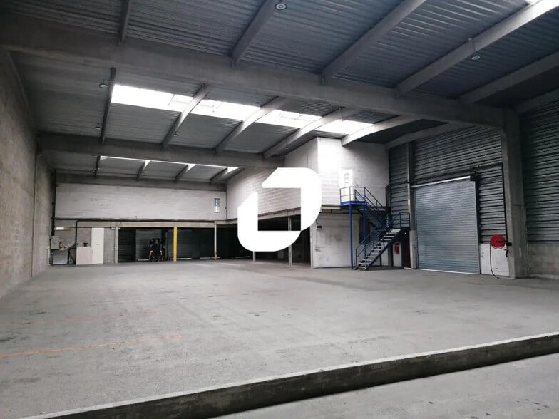 Light Industrial in Chassieu to rent - Interior Photo - Image 2 of 12