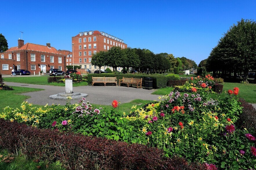 Parkway, Welwyn Garden City to rent - Building Photo - Image 1 of 30