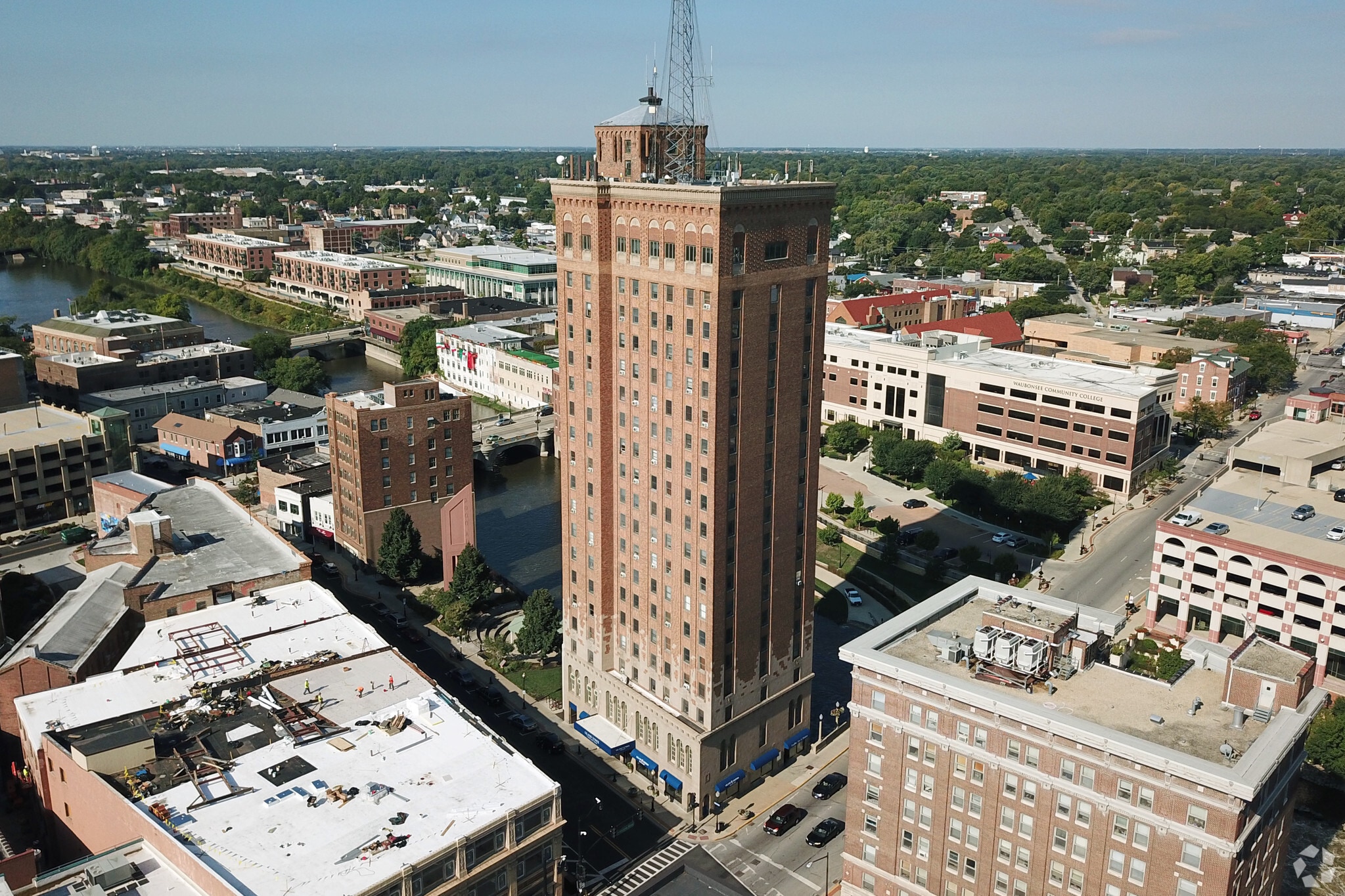 7 S Stolp Ave, Aurora, IL to rent Primary Photo- Image 1 of 52