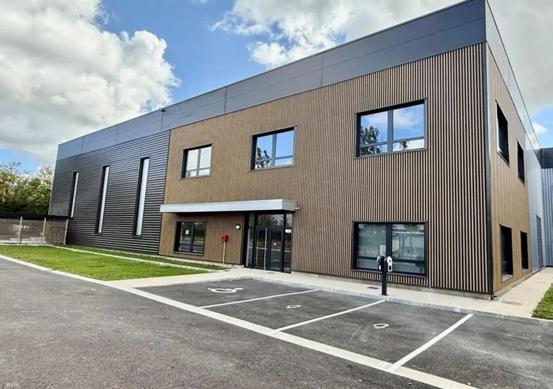 Office in Trappes to rent Building Photo- Image 1 of 20