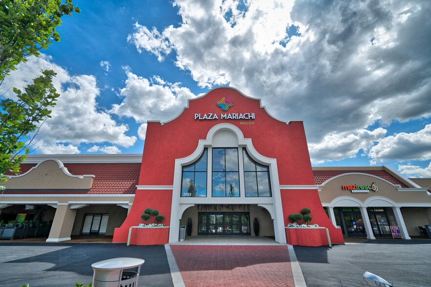 The Shops at Plaza Mariachi portfolio of 3 properties for sale on LoopNet.co.uk - Building Photo - Image 1 of 10