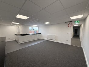 Hewell Rd, Redditch to rent Interior Photo- Image 2 of 4