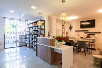 Retail in Madrid, Madrid to rent Interior Photo- Image 1 of 12