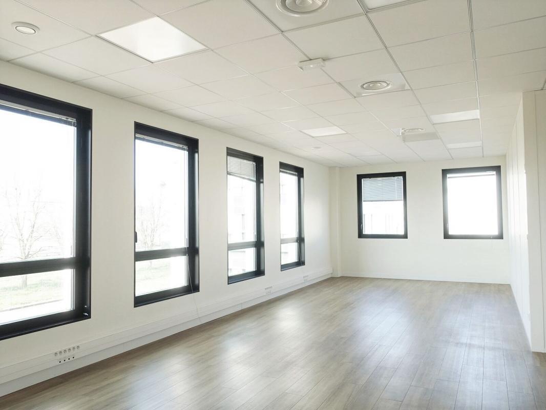 Office in Saint-Priest to rent Interior Photo- Image 1 of 16