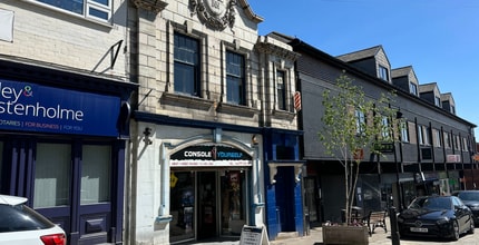 12-12A Gillygate, Pontefract to rent Building Photo- Image 1 of 3