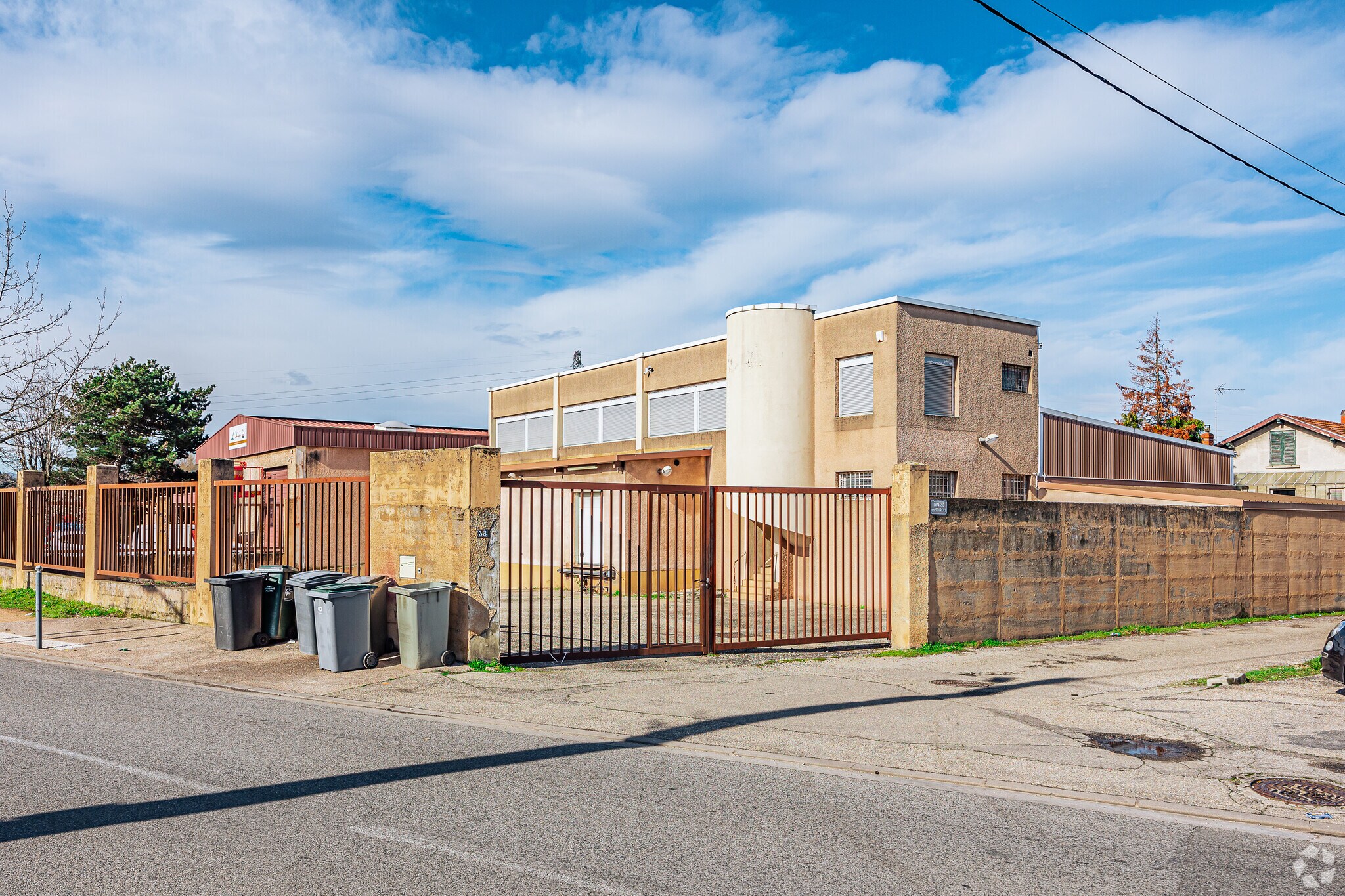 Light Industrial in Saint-Genis-Laval to rent Primary Photo- Image 1 of 3