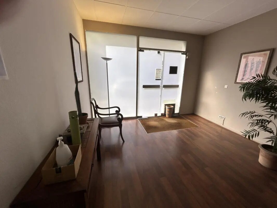 Retail in Lyon to rent Interior Photo- Image 1 of 10