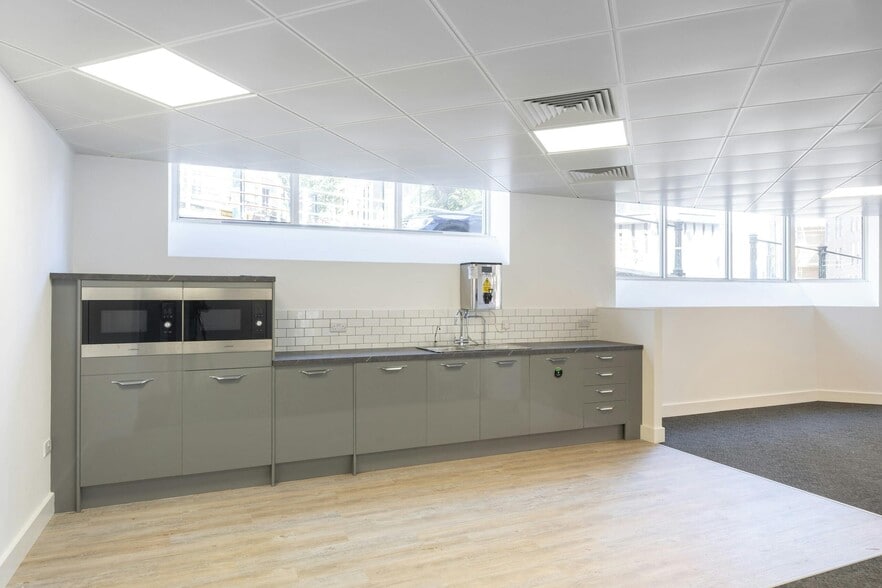 Queens Road Quadrant, Brighton to rent - Building Photo - Image 2 of 15