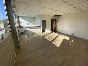 Light Industrial in Coignières to rent Building Photo- Image 2 of 10