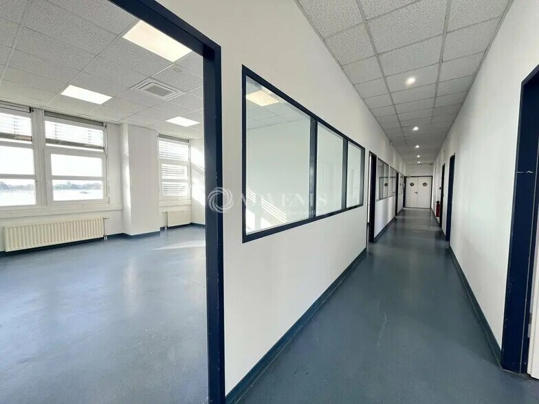 Office in Goussainville to rent - Building Photo - Image 3 of 9