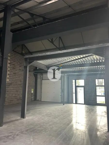 Location Local d'activités 412 m² - Photo 1