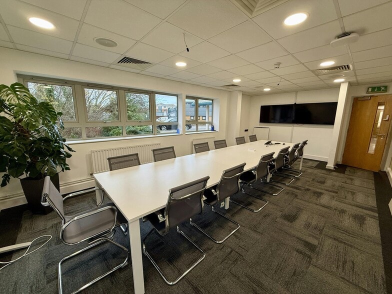 1 Embankment Way, Ringwood to rent - Building Photo - Image 1 of 16