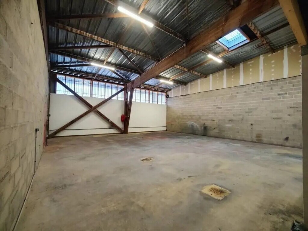 Location Local d'activités 250 m² - Photo 1