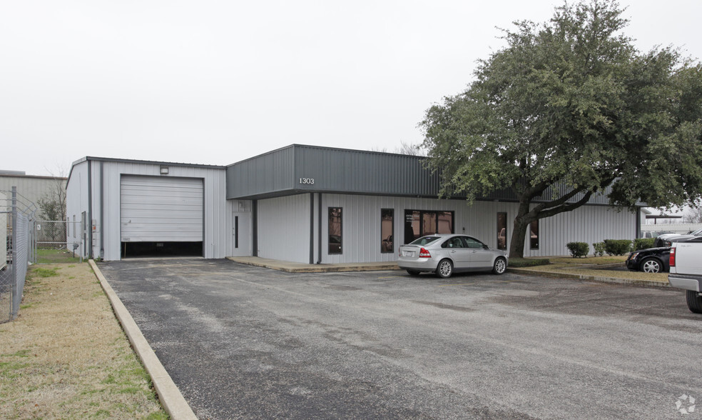 1303 W Industrial Blvd, Round Rock, TX for rent - Primary Photo - Image 1 of 20