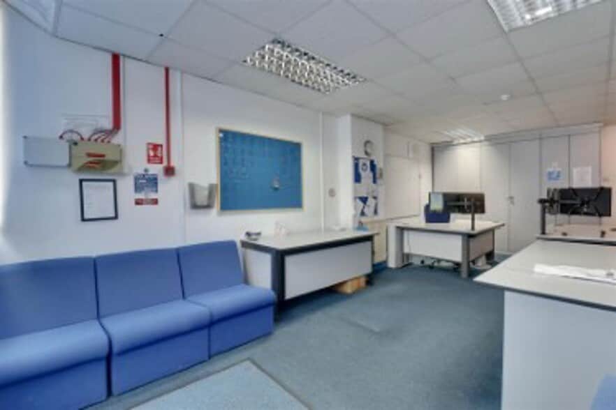 82 Locksway Rd, Southsea for sale - Interior Photo - Image 3 of 8