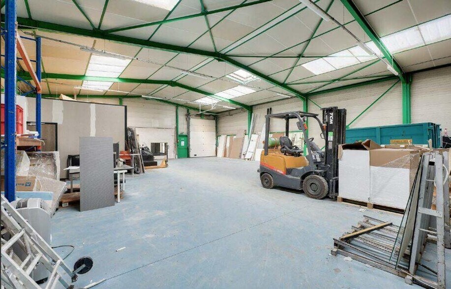 Light Industrial in Saint-Genis-Laval to rent - Interior Photo - Image 3 of 10