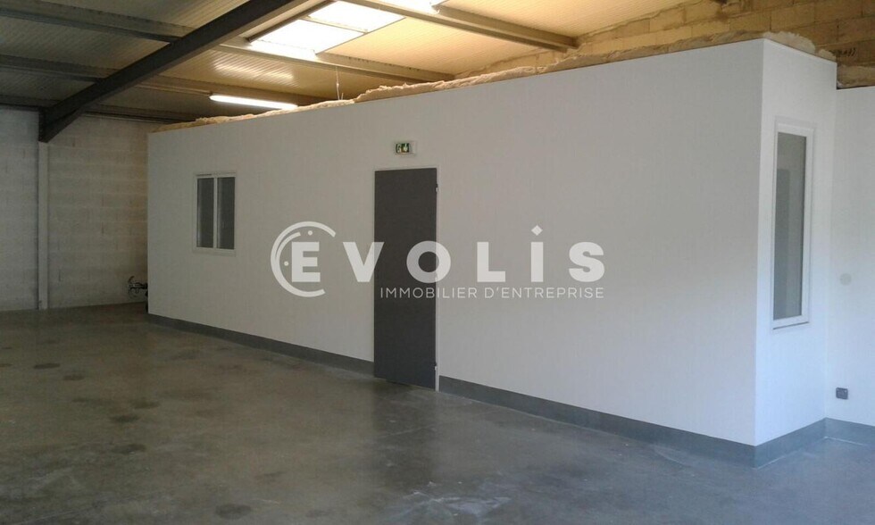Light Industrial in Jonage to rent - Interior Photo - Image 2 of 5