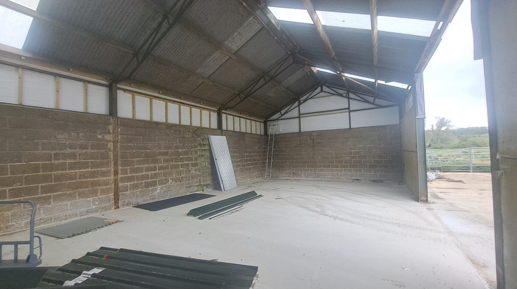 Northampton Rd, Stoke Goldington to rent Interior Photo- Image 1 of 2