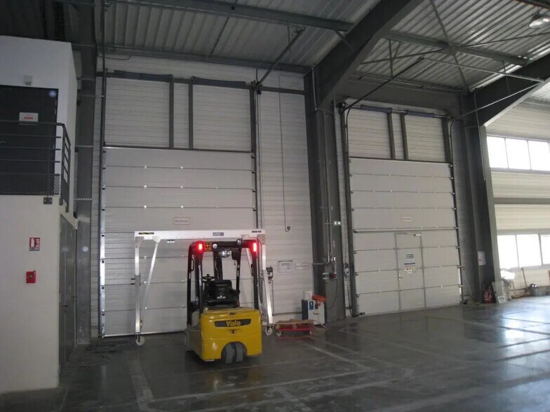 Industrial in Aubagne to rent - Interior Photo - Image 3 of 9