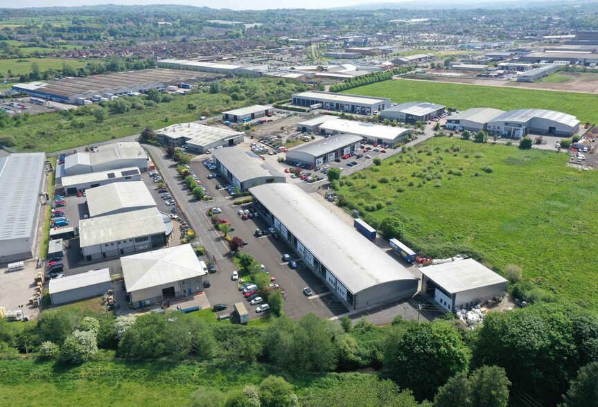 3 Plasketts Close, Antrim to rent - Building Photo - Image 2 of 3