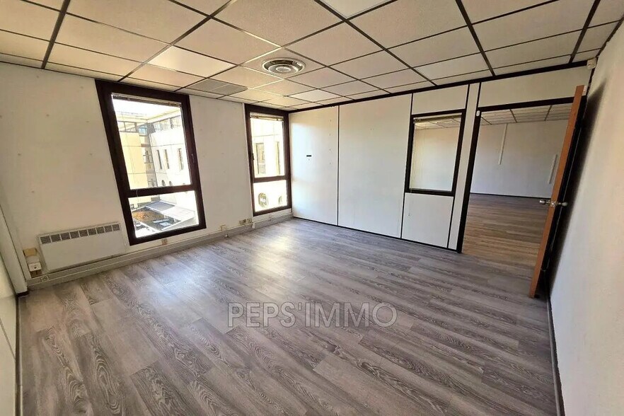 Office in Aix-en-Provence to rent - Building Photo - Image 3 of 7