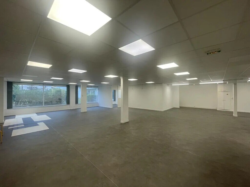 Location Local d'activités 261 m² - Photo 1