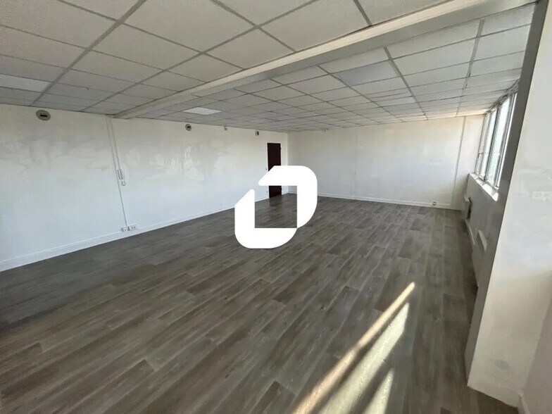 Office in Moissy-Cramayel to rent - Interior Photo - Image 3 of 10