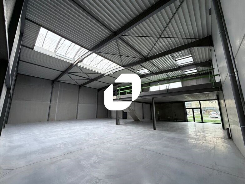 Light Industrial in Le Mesnil-Amelot to rent - Interior Photo - Image 3 of 28
