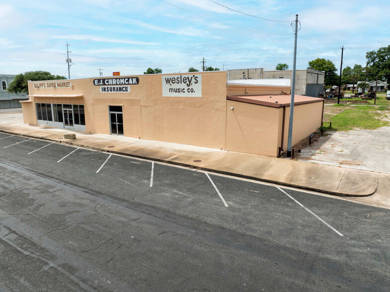 425 N Main St, Schulenburg, TX for sale - Building Photo - Image 1 of 30