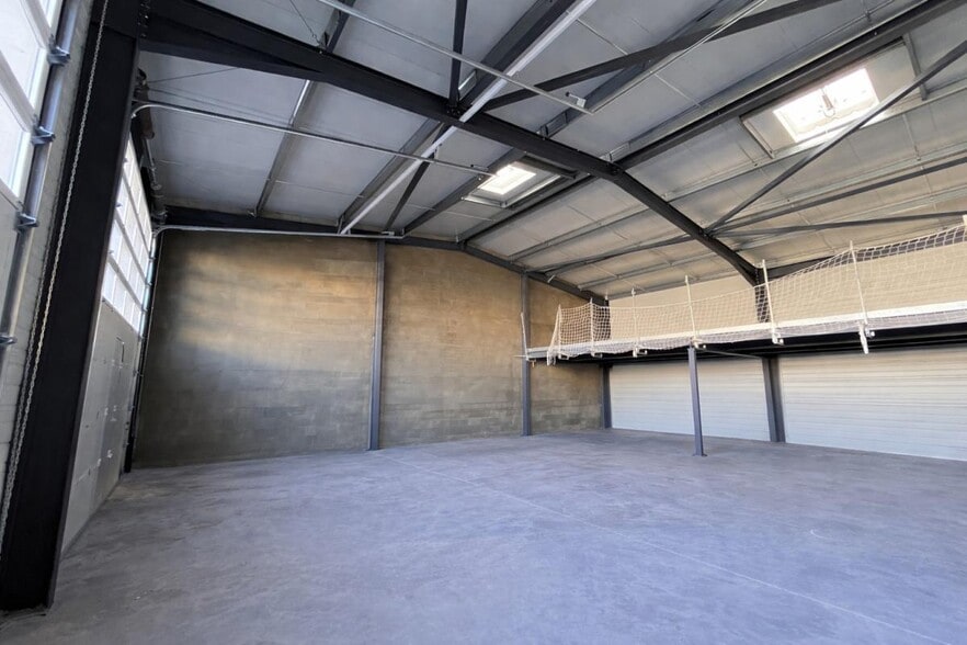 Light Industrial in La Crau to rent - Building Photo - Image 2 of 7